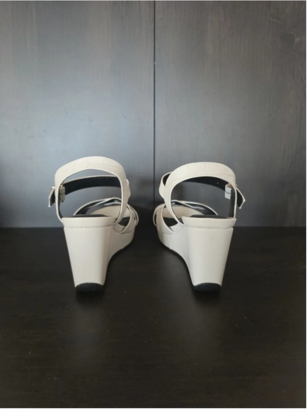 Kenneth Cole Crocodile Embossed Wedge Platform Sandals - 7.5 M Ivory Off White
